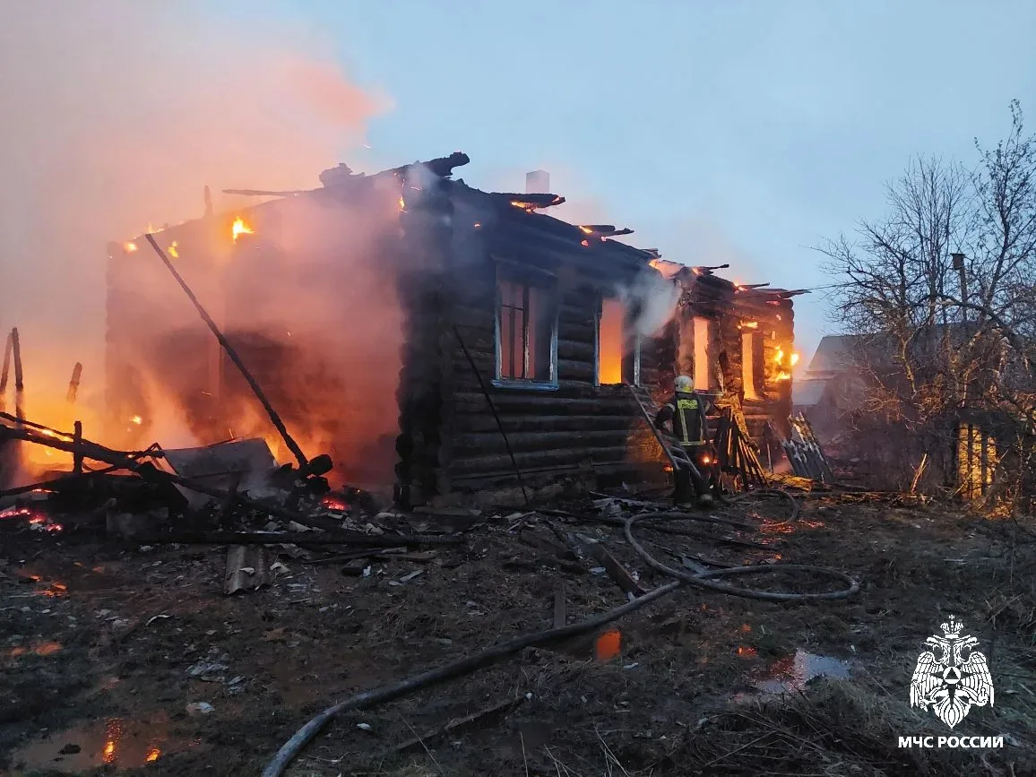 В Костромской области за сутки сгорели два жилых дома и частная баня