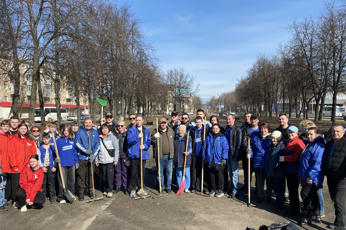 Активисты «Единой России» вышли на масштабную уборку парков в Костроме