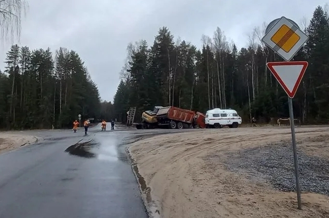 Самосвал с «Камазом» разлетелись по обочинам после жуткого ДТП на костромской трассе