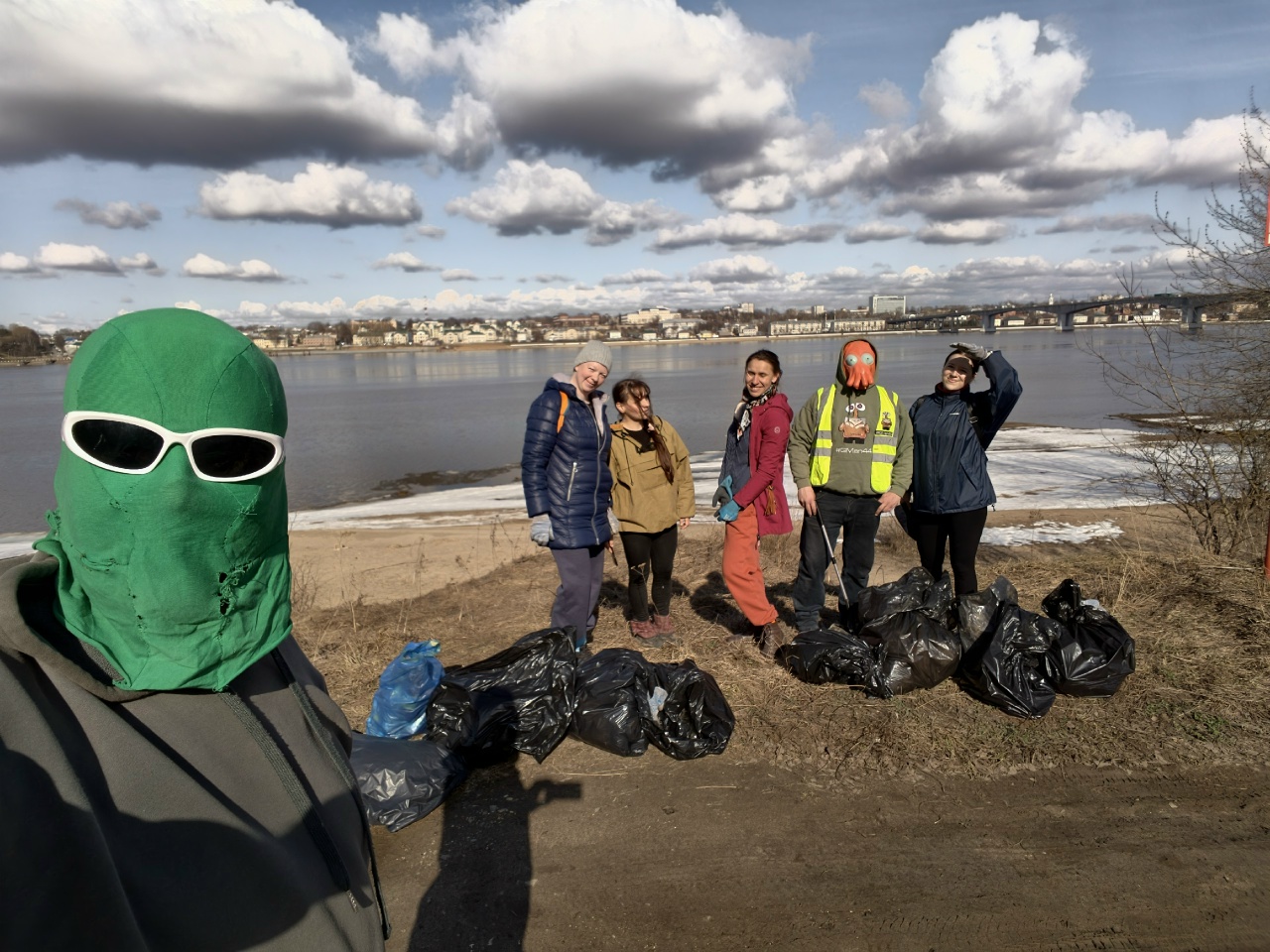 Горы мусора и артефакты: знаменитый Чистомэн провел в Костроме субботник