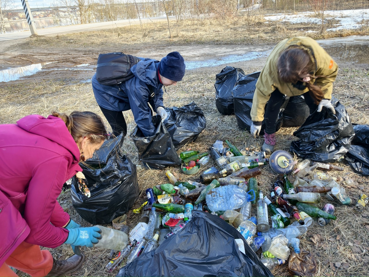 Горы мусора и артефакты: знаменитый Чистомэн провел в Костроме субботник