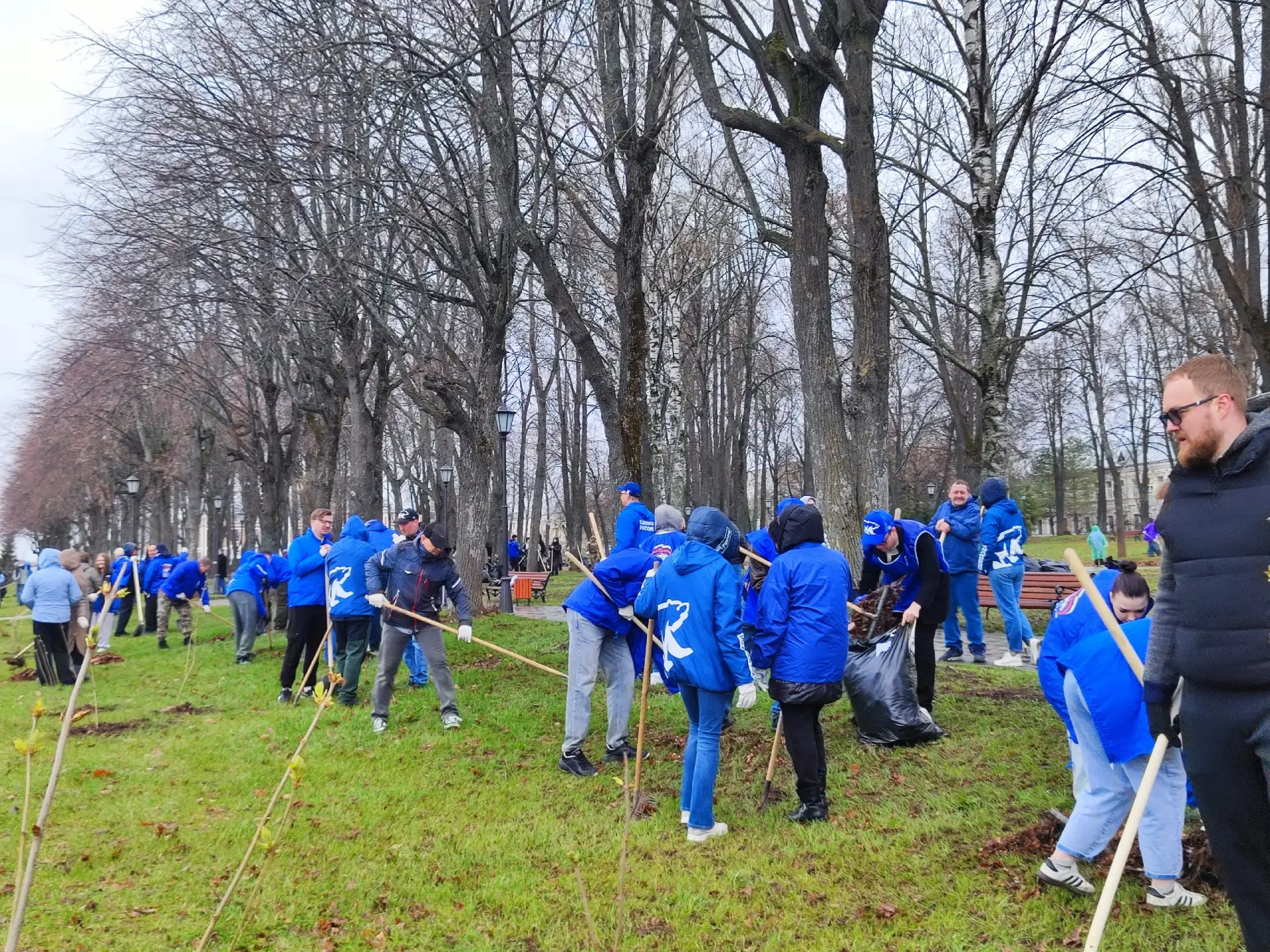 Сергей Ситников и руководитель регионального отделения партии «Единая Россия» Алексей Анохин вышли на субботник на костромской набережной