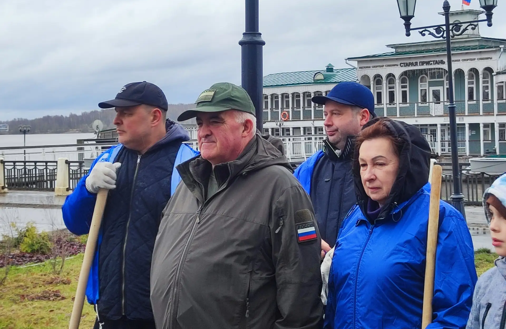 Сергей Ситников и руководитель регионального отделения партии «Единая Россия» Алексей Анохин вышли на субботник на костромской набережной