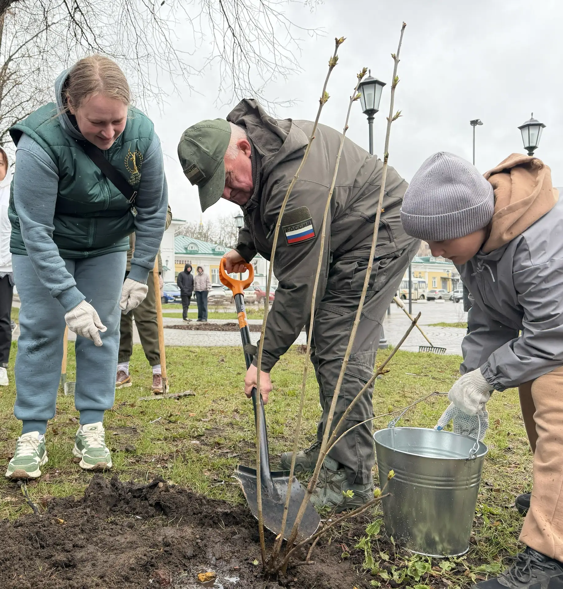 Сергей Ситников и руководитель регионального отделения партии «Единая Россия» Алексей Анохин вышли на субботник на костромской набережной