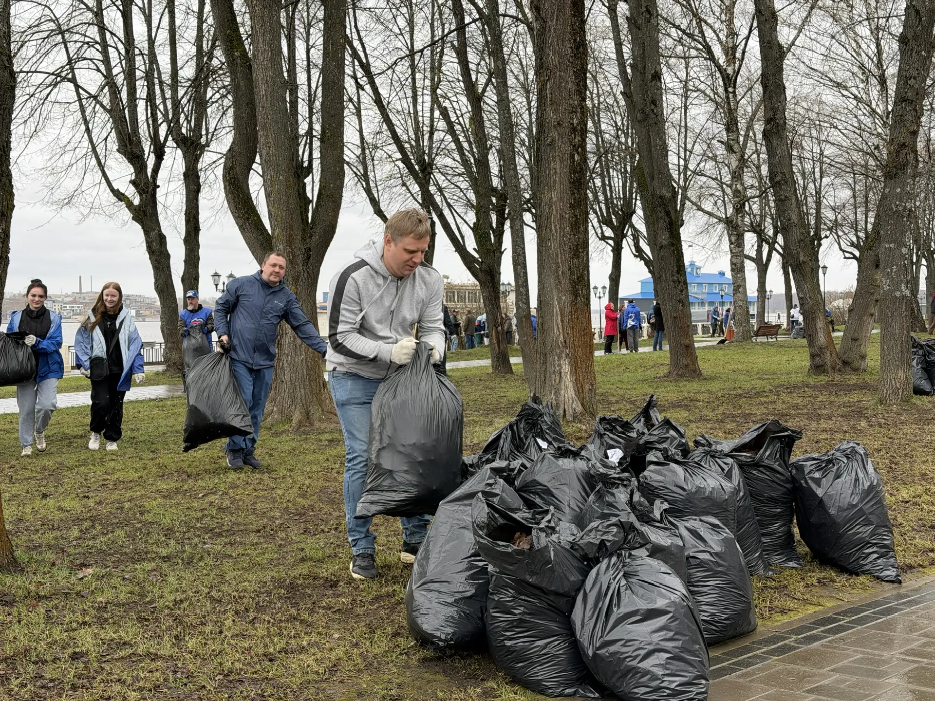 Сергей Ситников и руководитель регионального отделения партии «Единая Россия» Алексей Анохин вышли на субботник на костромской набережной