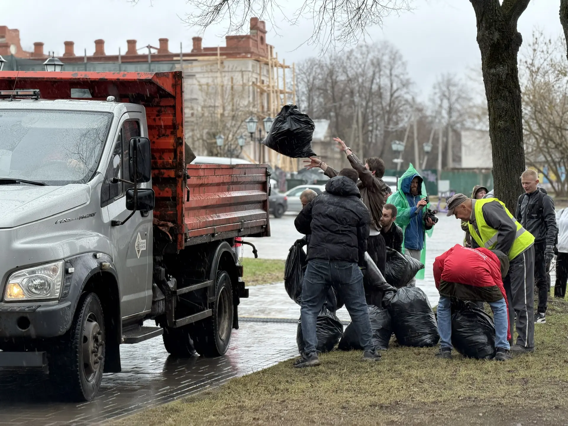 Сергей Ситников и руководитель регионального отделения партии «Единая Россия» Алексей Анохин вышли на субботник на костромской набережной