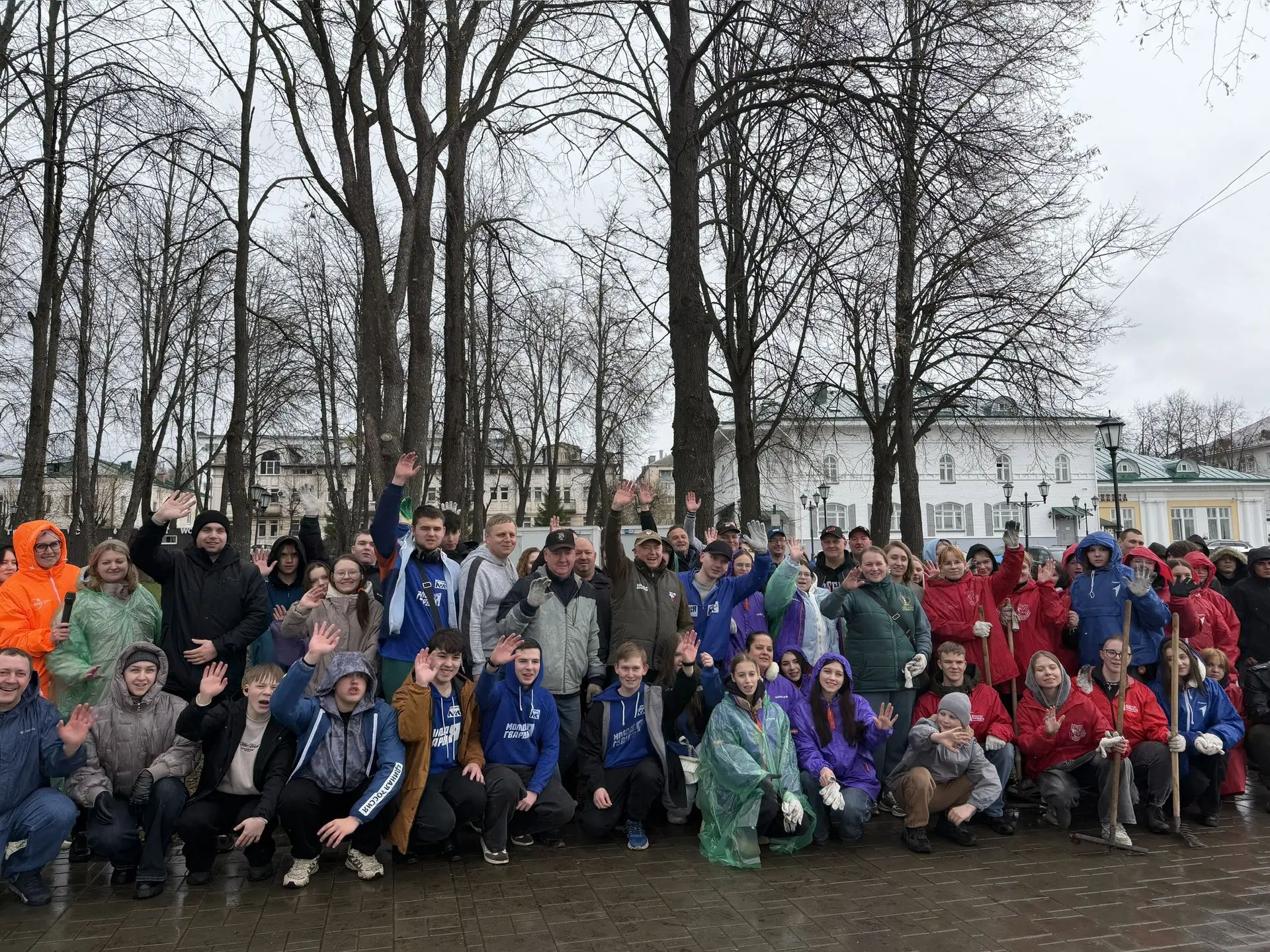 Сергей Ситников и руководитель регионального отделения партии «Единая Россия» Алексей Анохин вышли на субботник на костромской набережной