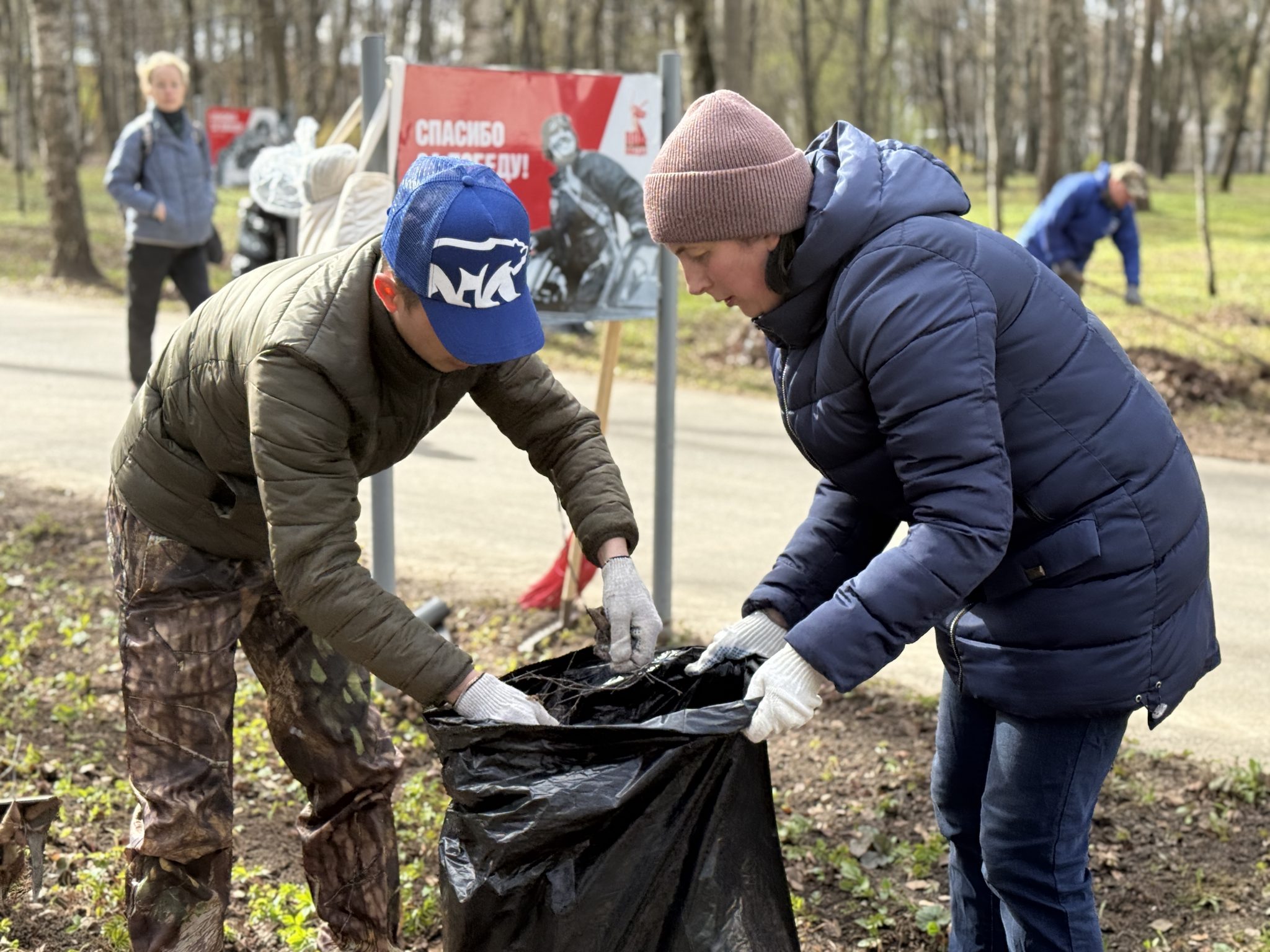 Активисты «Единой России» вышли на масштабную уборку парков в Костроме