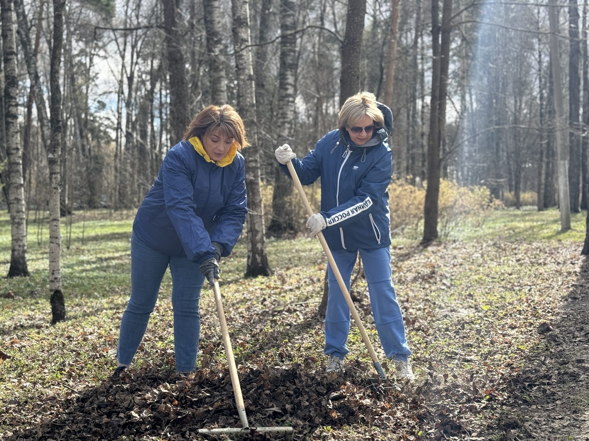 Активисты «Единой России» вышли на масштабную уборку парков в Костроме