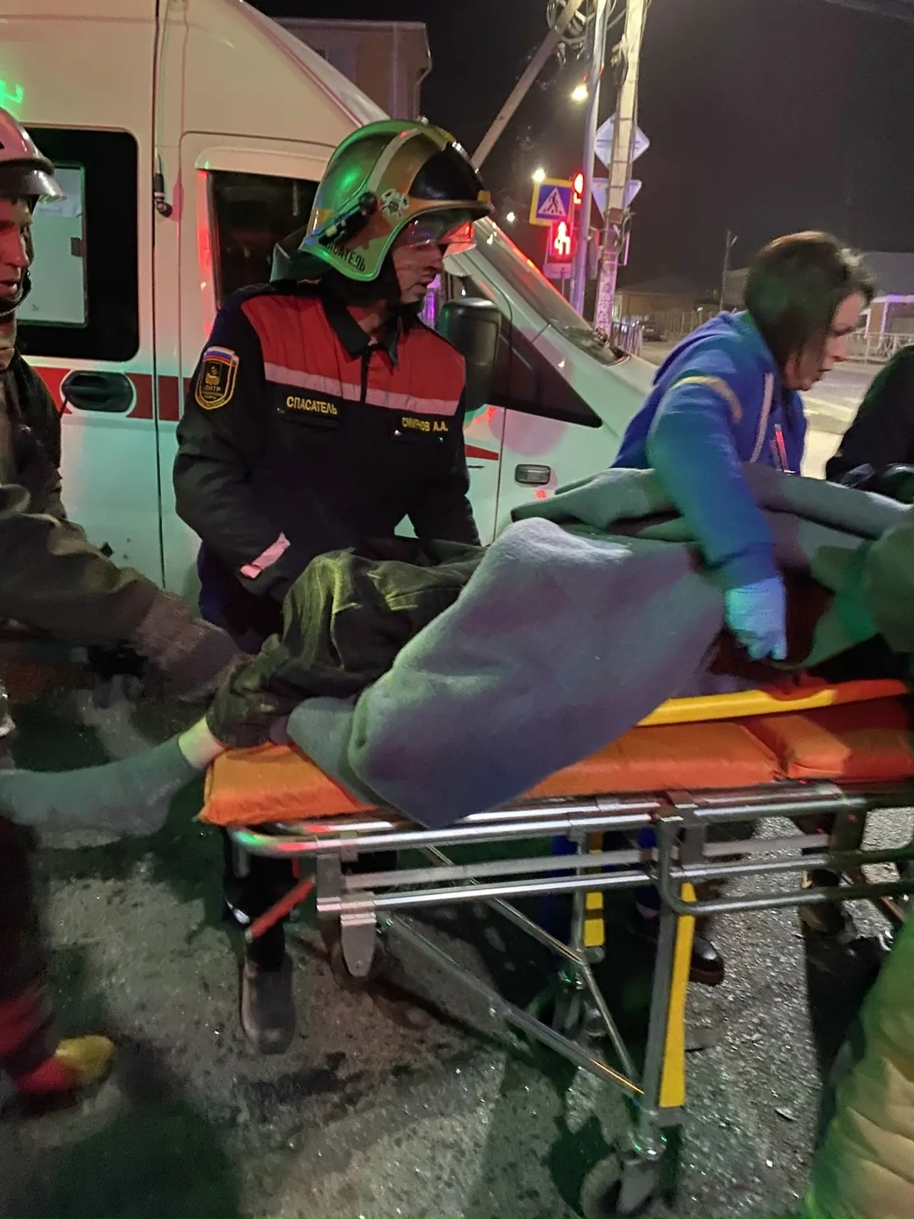 В Костроме спасатели доставали 17-летнего водителя из искореженной иномарки