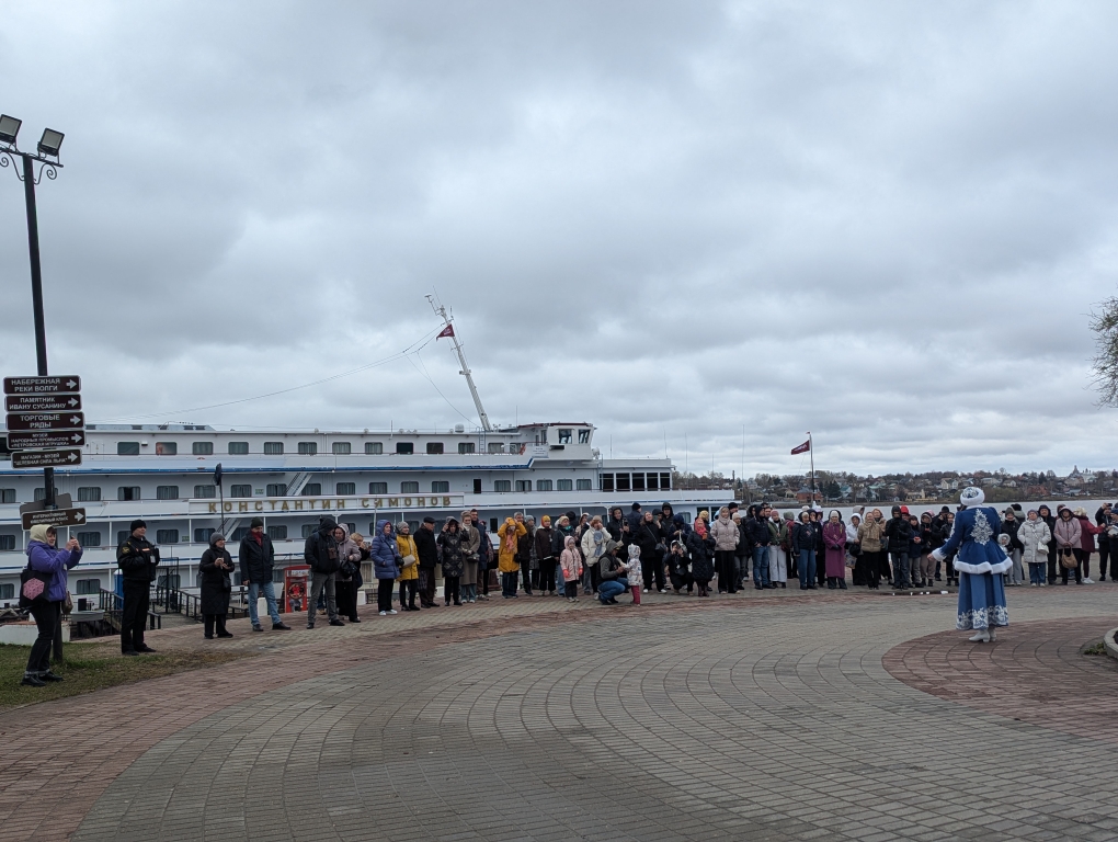 Белоснежный лайнер «Константин Симонов» открыл круизный сезон в Костроме