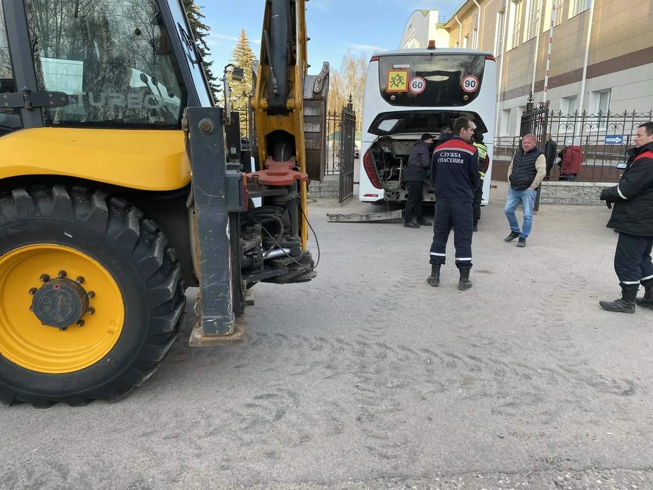 Костромские спасатели вызволили из западни у Дома музыки три автобуса с детьми