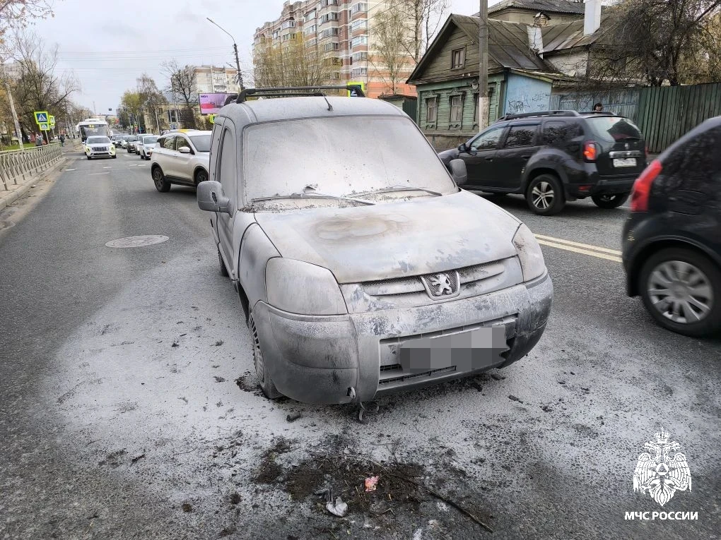 В Костромской области сгорел дом и вспыхнула на ходу машина