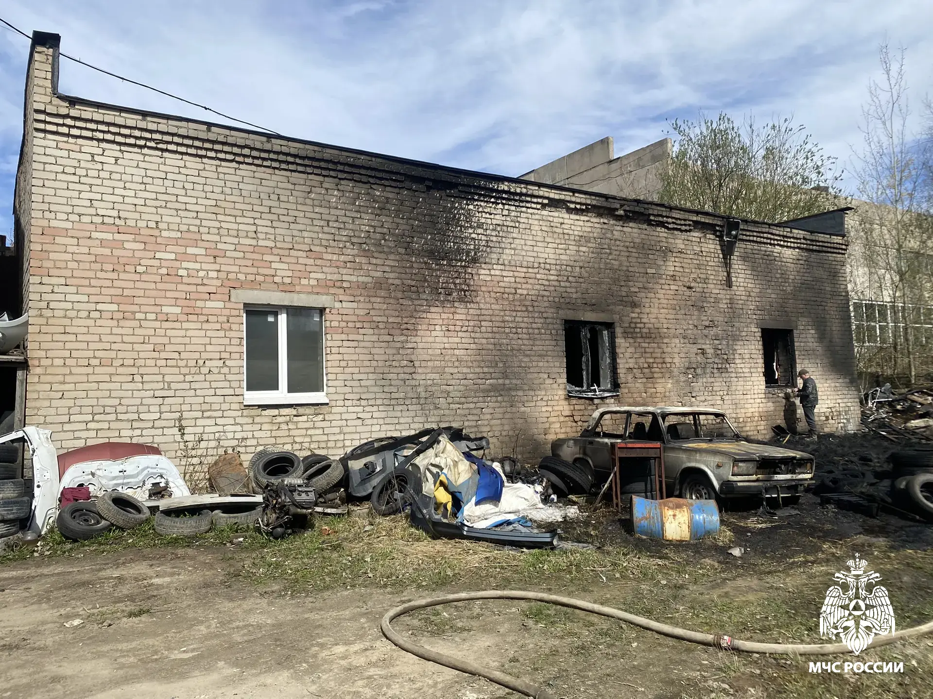 Стали известны подробности пожара с двумя автомобилями в Костроме