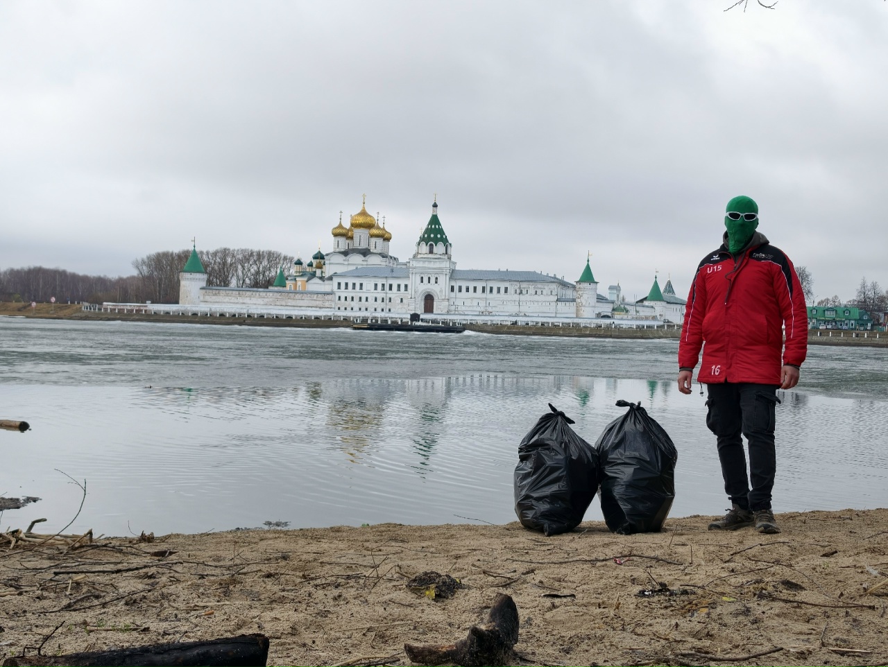 Горы мусора и артефакты: знаменитый Чистомэн провел в Костроме субботник