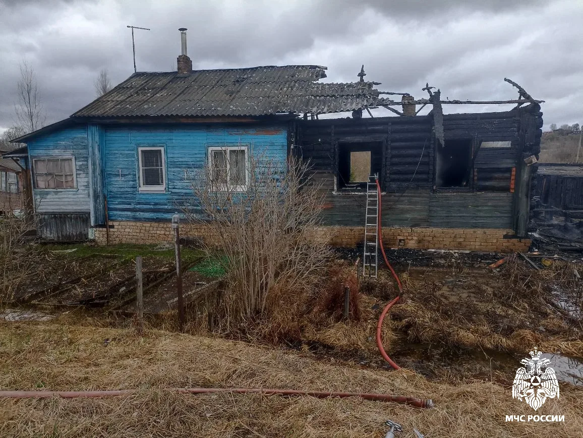 В Костромской области сгорел дом и вспыхнула на ходу машина