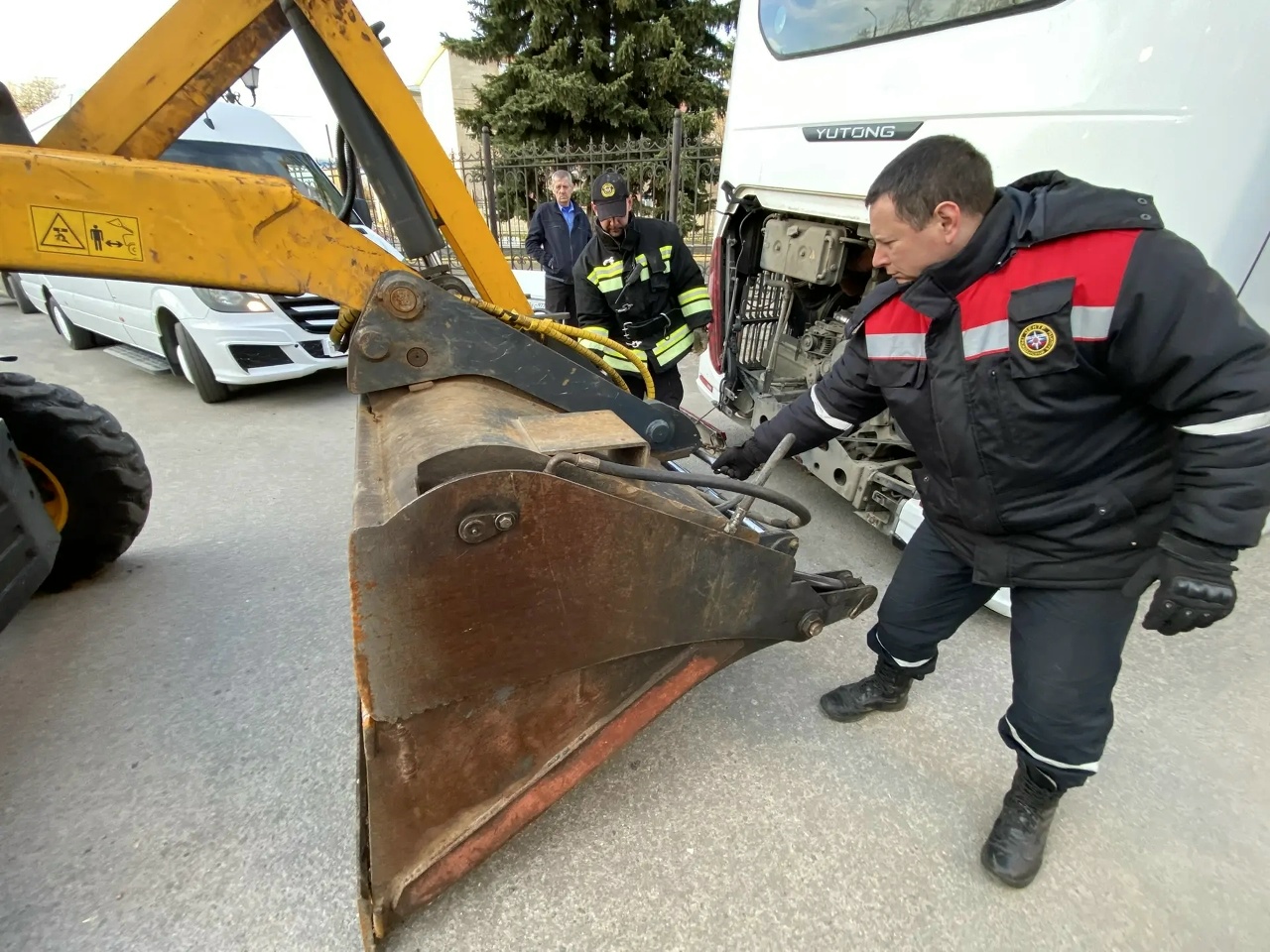 Костромские спасатели вызволили из западни у Дома музыки три автобуса с детьми