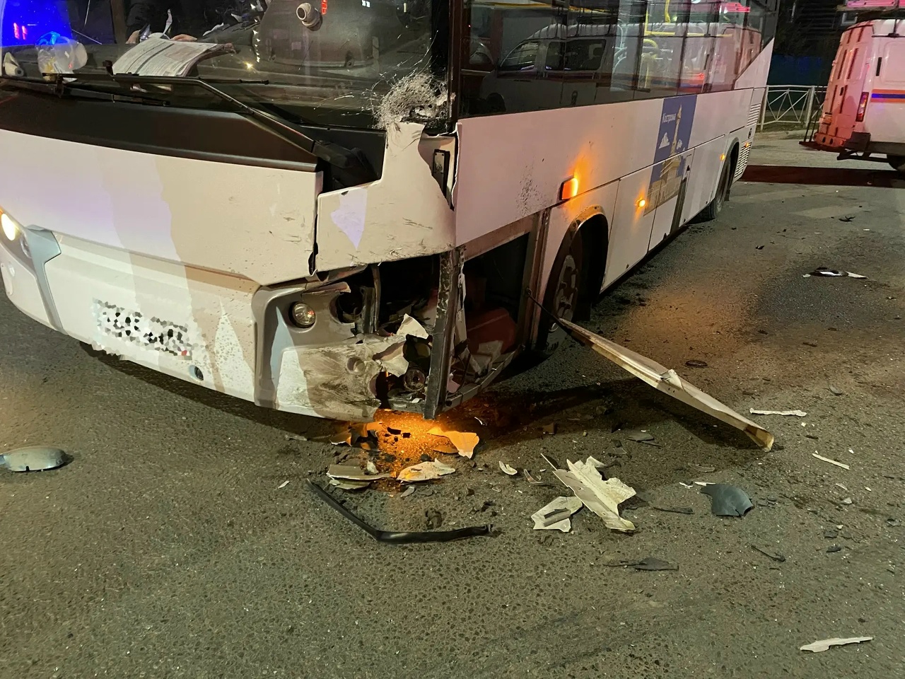 В Костроме спасатели доставали 17-летнего водителя из искореженной иномарки