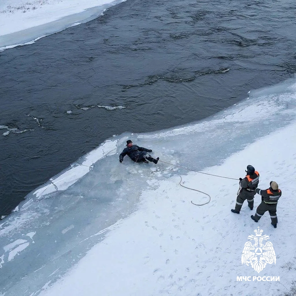 В Костроме у Ипатьевского монастыря пьяный рыбак едва не ушел под лед