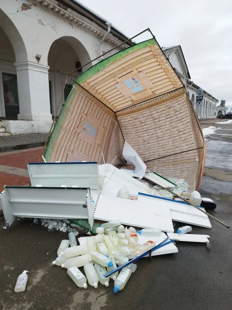 В центре Костромы шквалистый ветер разгромил ярмарочные палатки