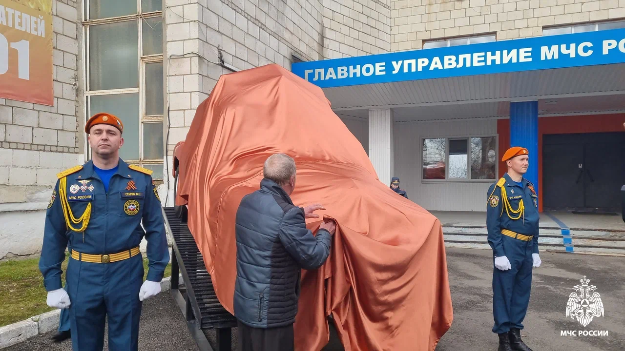 В Костроме открыли памятник легендарной пожарной «Победе»