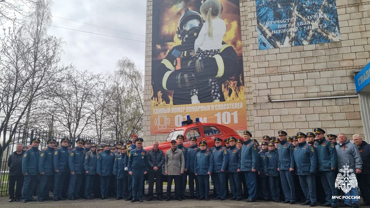 В Костроме открыли памятник легендарной пожарной «Победе»