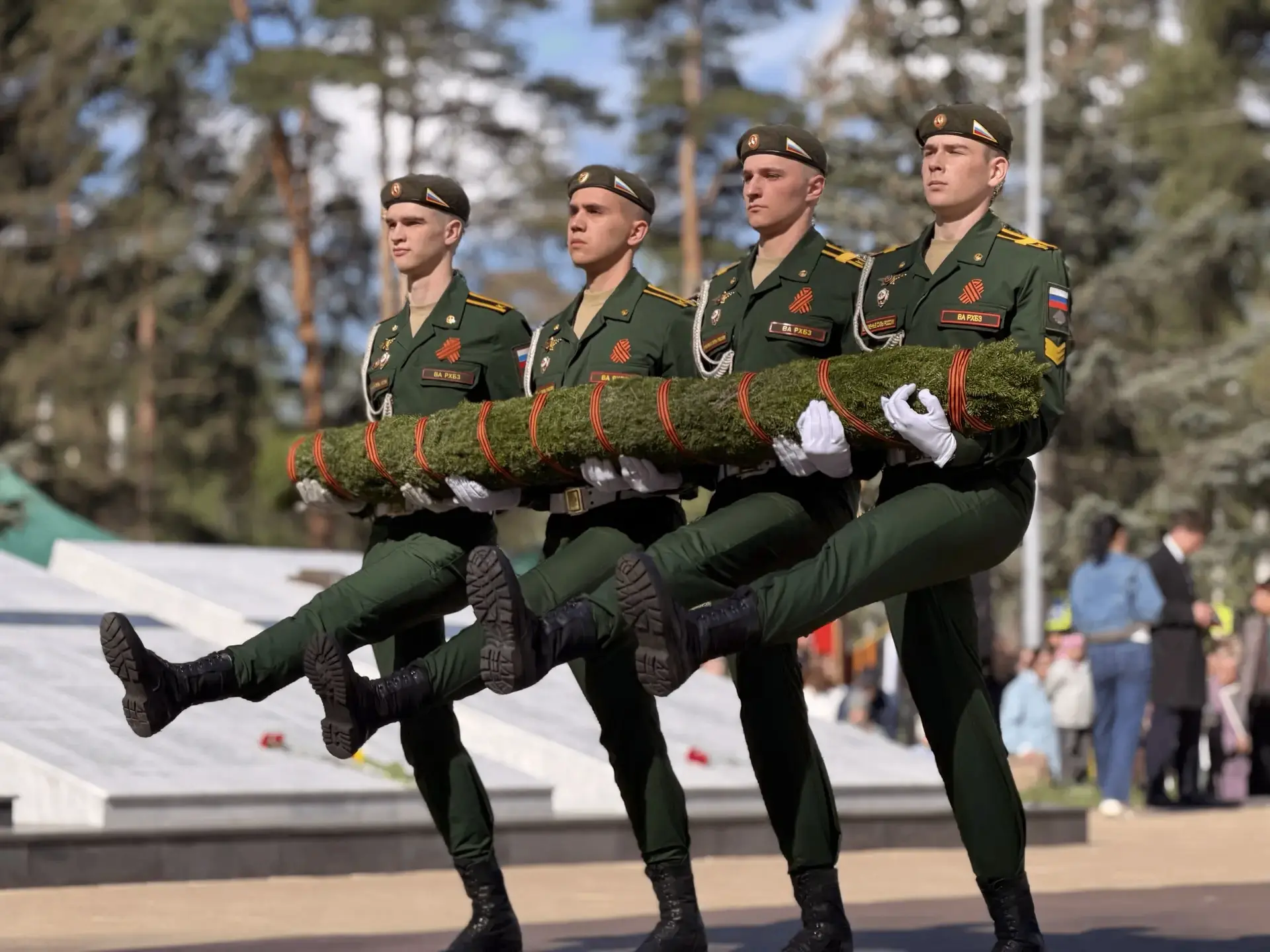 Губернатор и сотни жителей Костромы возложили цветы к Вечному огню