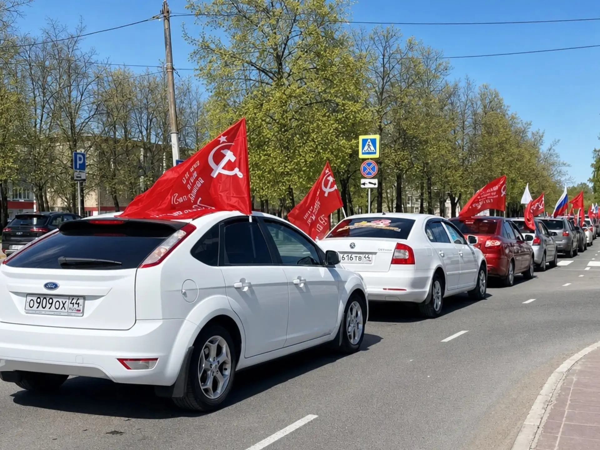 Более 100 автомобилей проехали по Костроме в честь Великой Победы