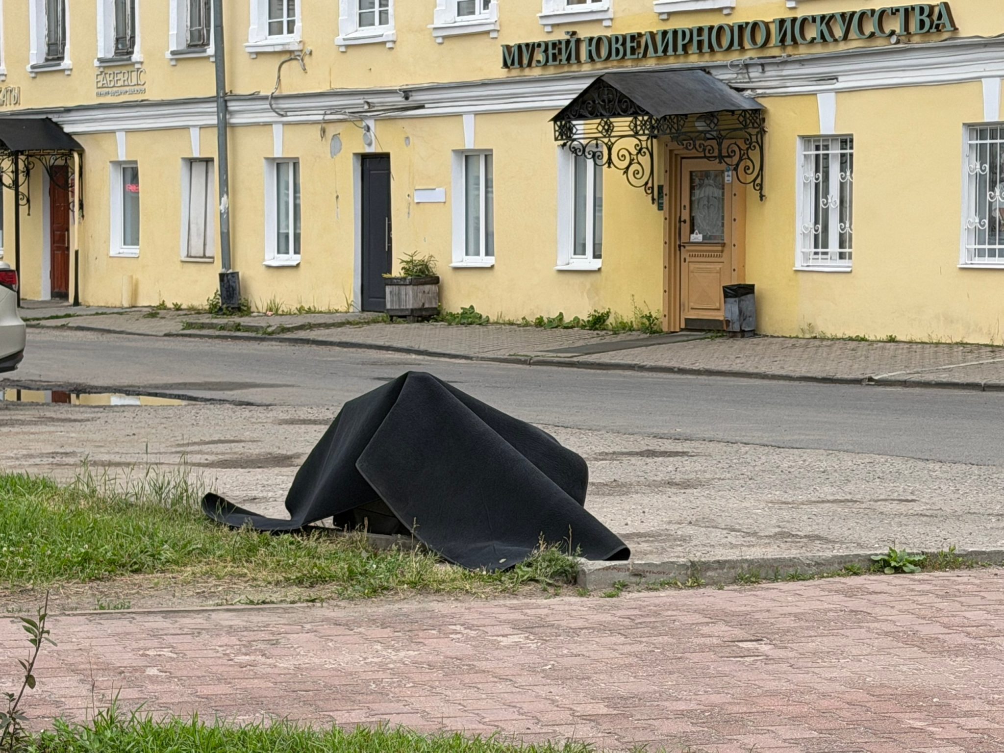 В центре Костромы в ночном ДТП снесли знаменитый памятник ювелиру-кустарю