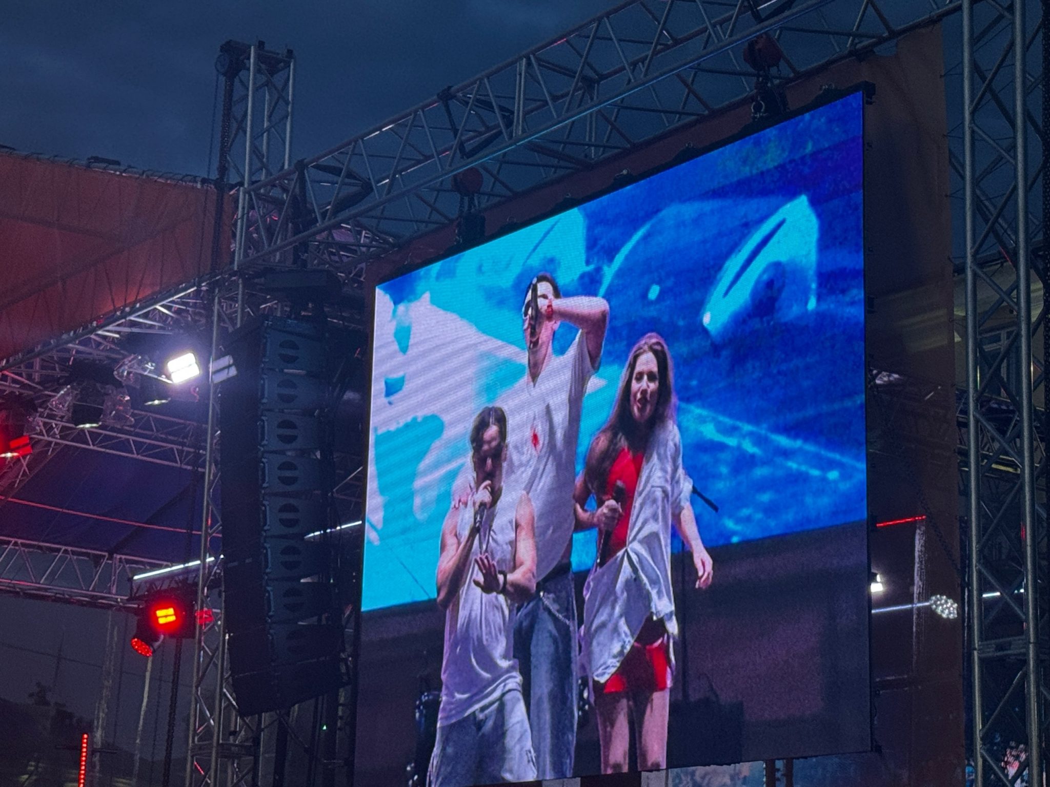 Романтика под хиты «5sta Family»: костромич сделал предложение любимой прямо во время праздничного концерта на Сусанинской площади