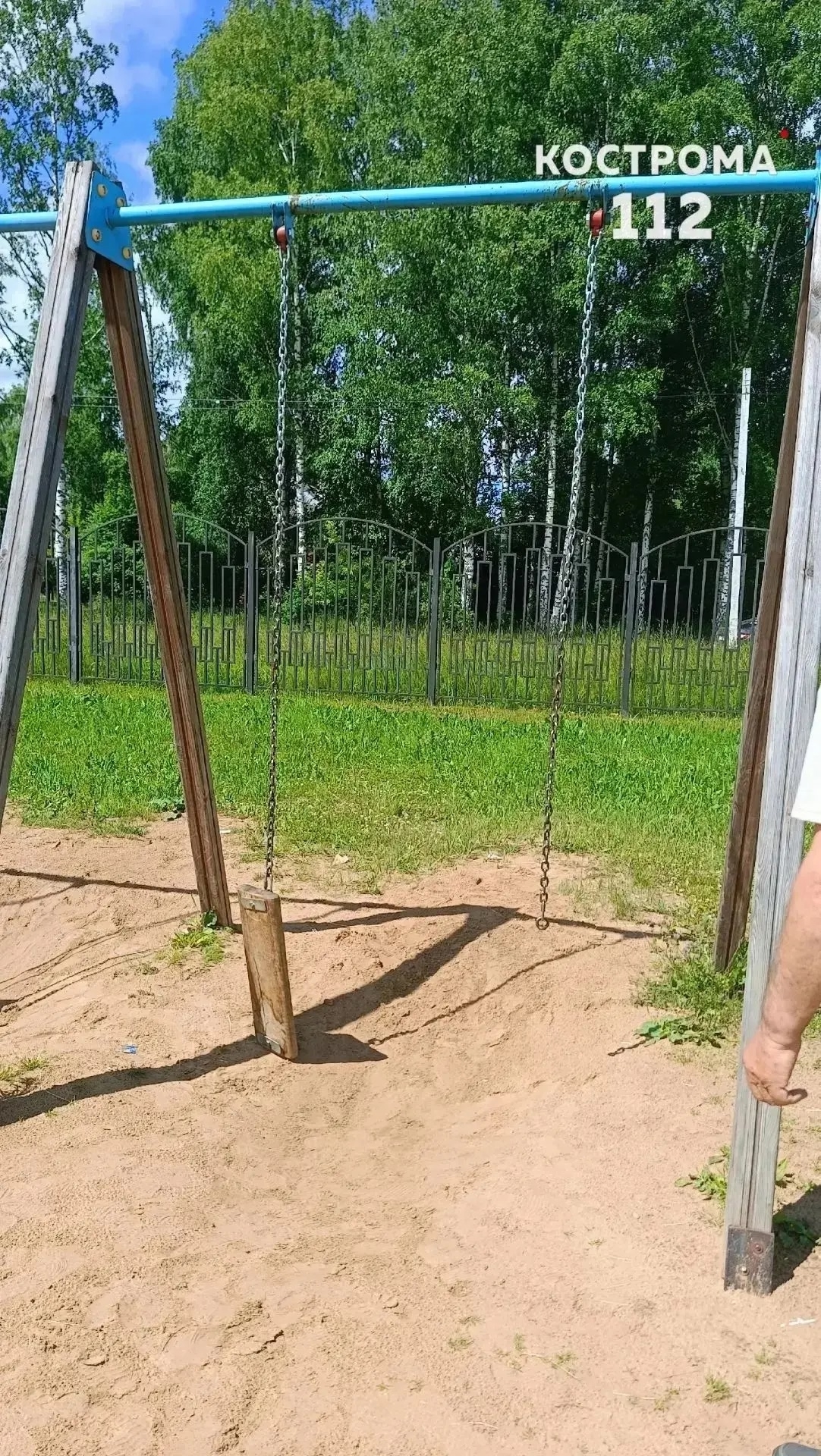 Костромская школьница сломала пальцы на обеих руках из-за обрыва качелей