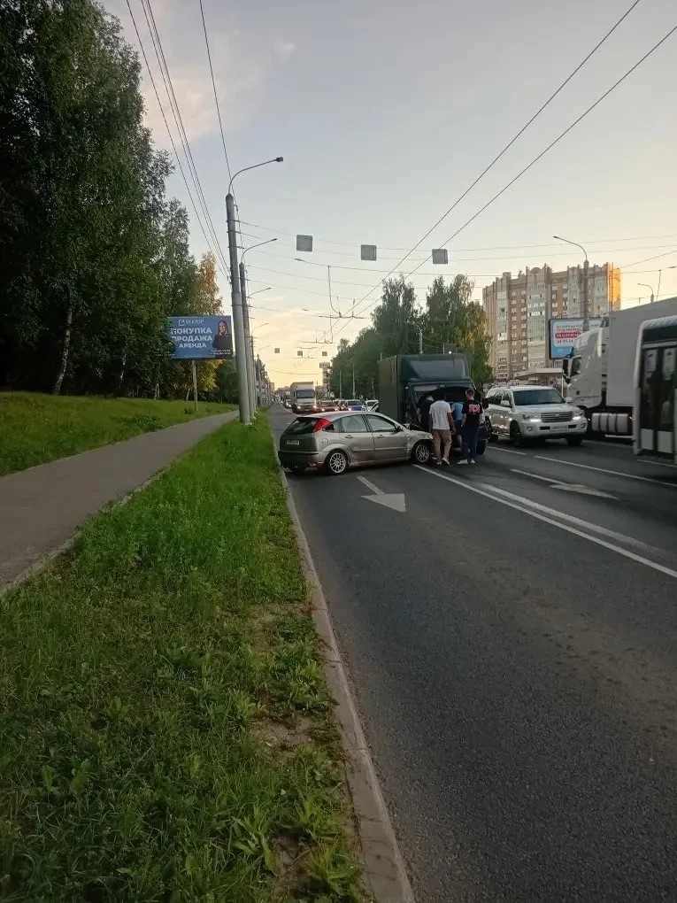 В Костроме 16-летнего курьера госпитализировали после поездки по «зебре» на электросамокате