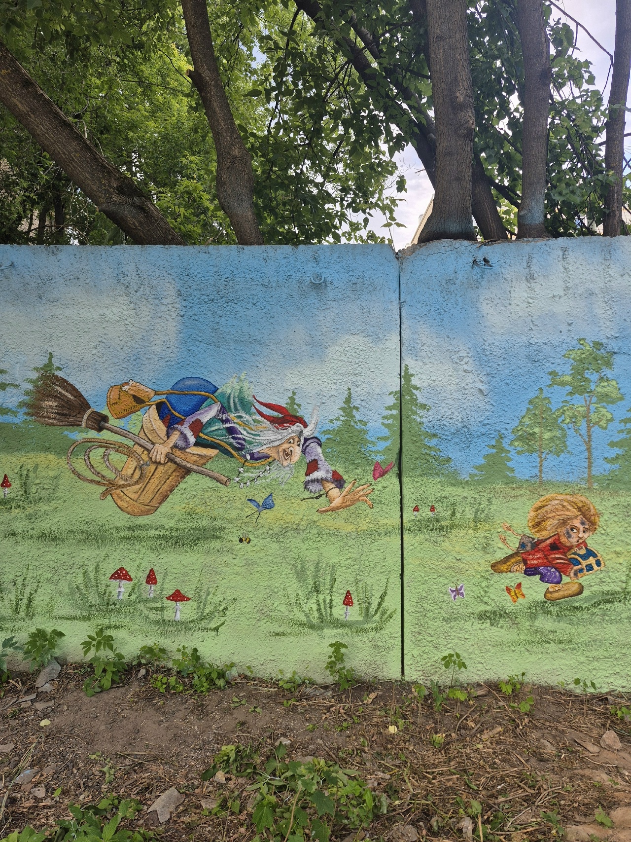 В Костроме обшарпанный забор детской больницы превратился в сказку