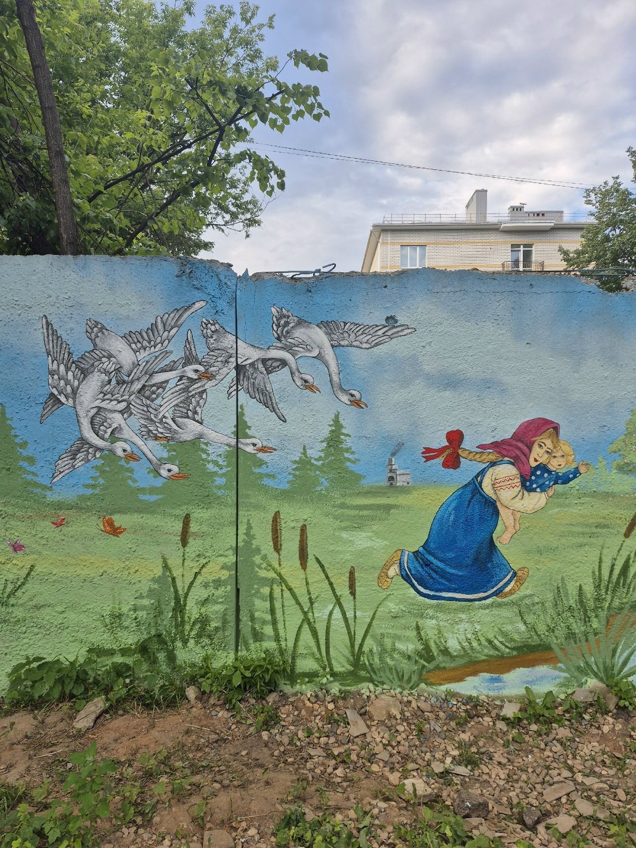 В Костроме обшарпанный забор детской больницы превратился в сказку