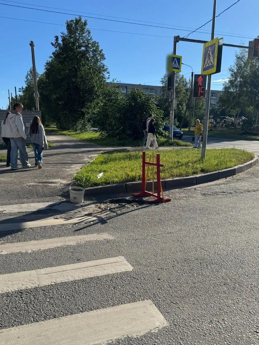 В Костроме 7-летний мальчик сам засыпал полугодовалую яму на дороге