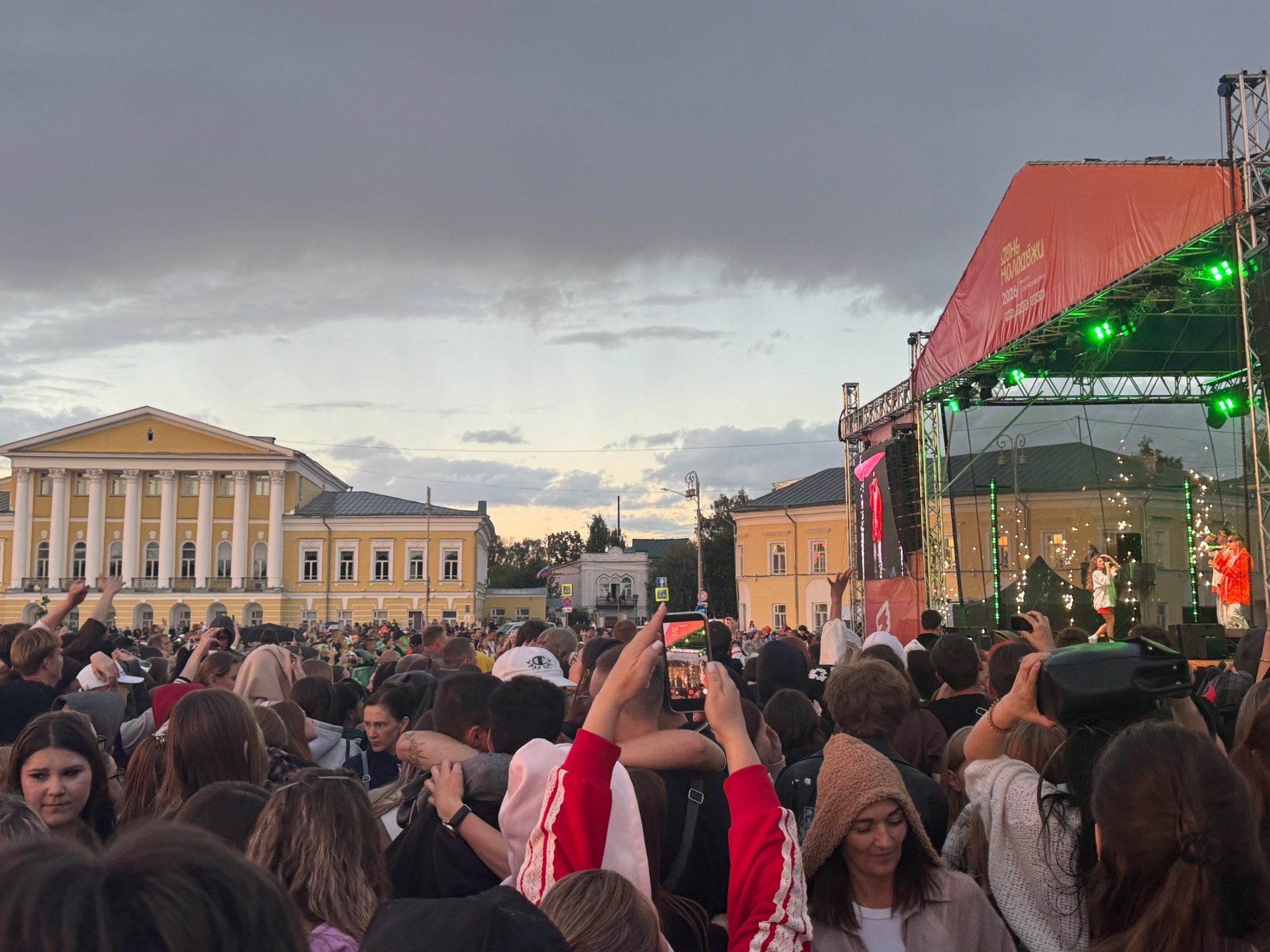 Романтика под хиты «5sta Family»: костромич сделал предложение любимой прямо во время праздничного концерта на Сусанинской площади