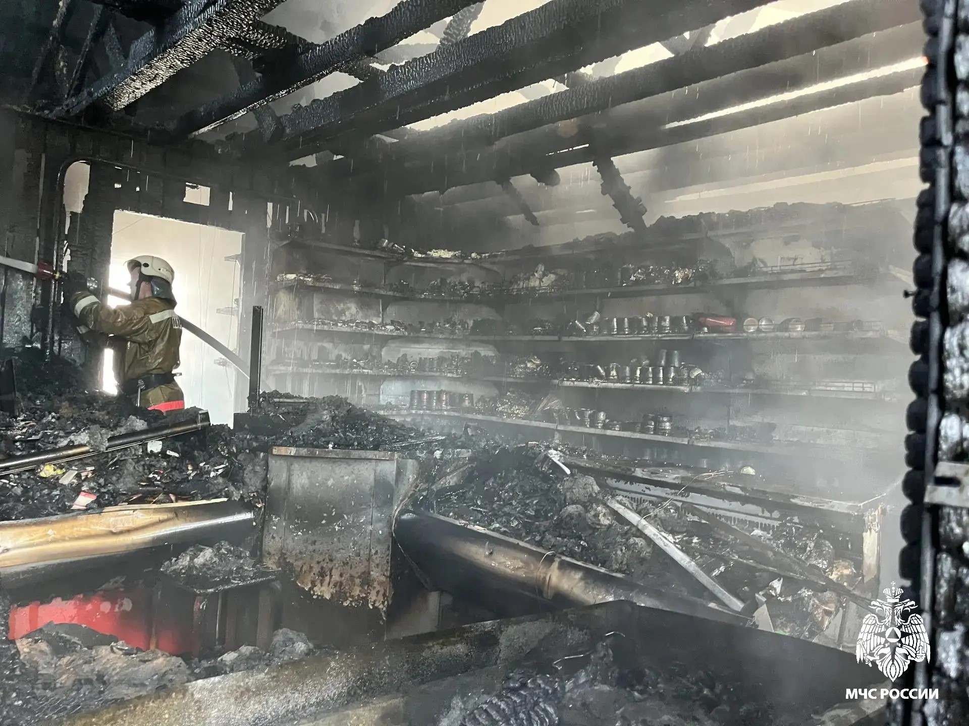 Ни одного товара не уцелело: в Шарье дотла сгорел магазин на улице Авиационной