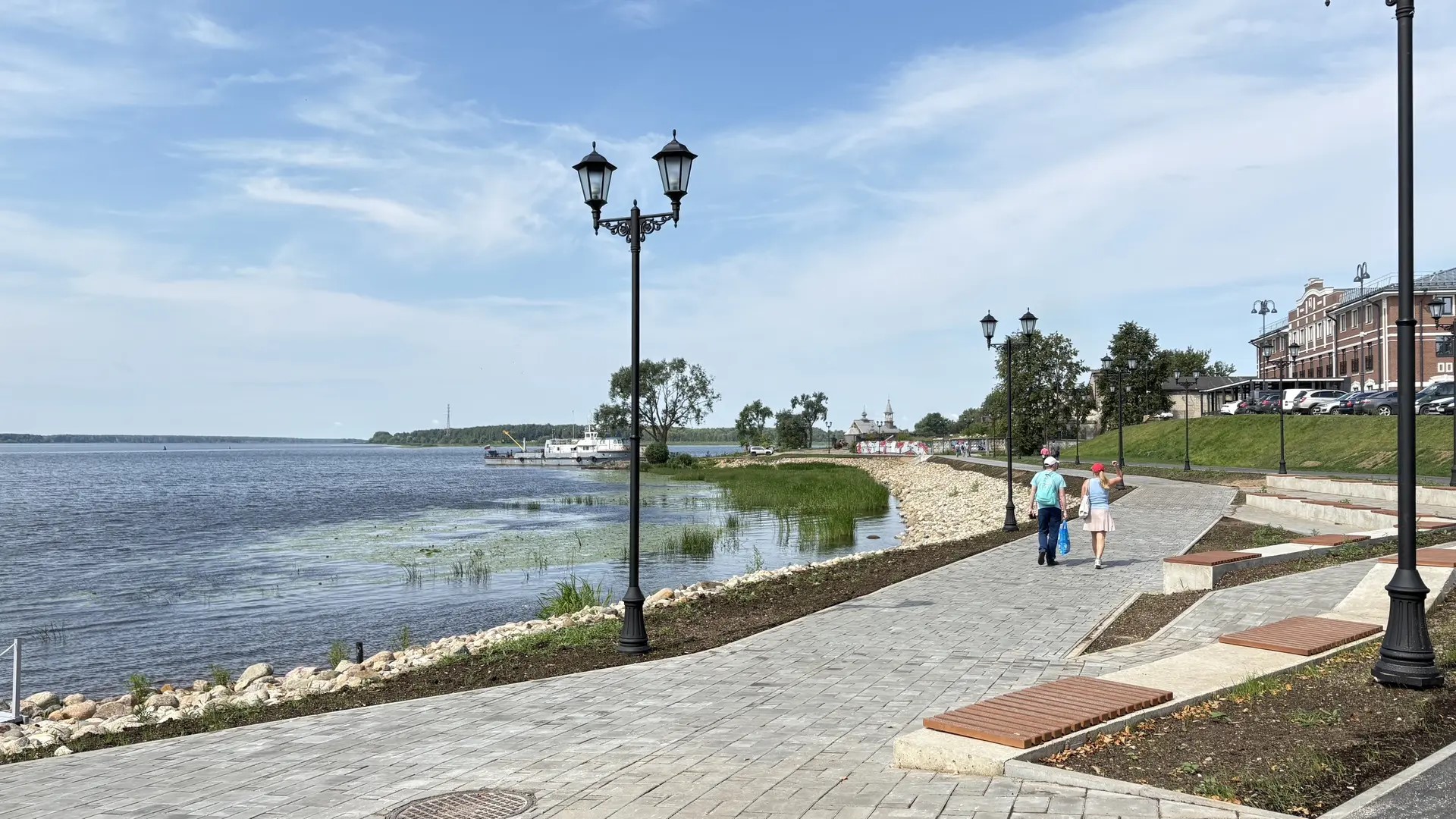 В Костроме превратили в «конфетку» набережную у нового пятизвездочного отеля