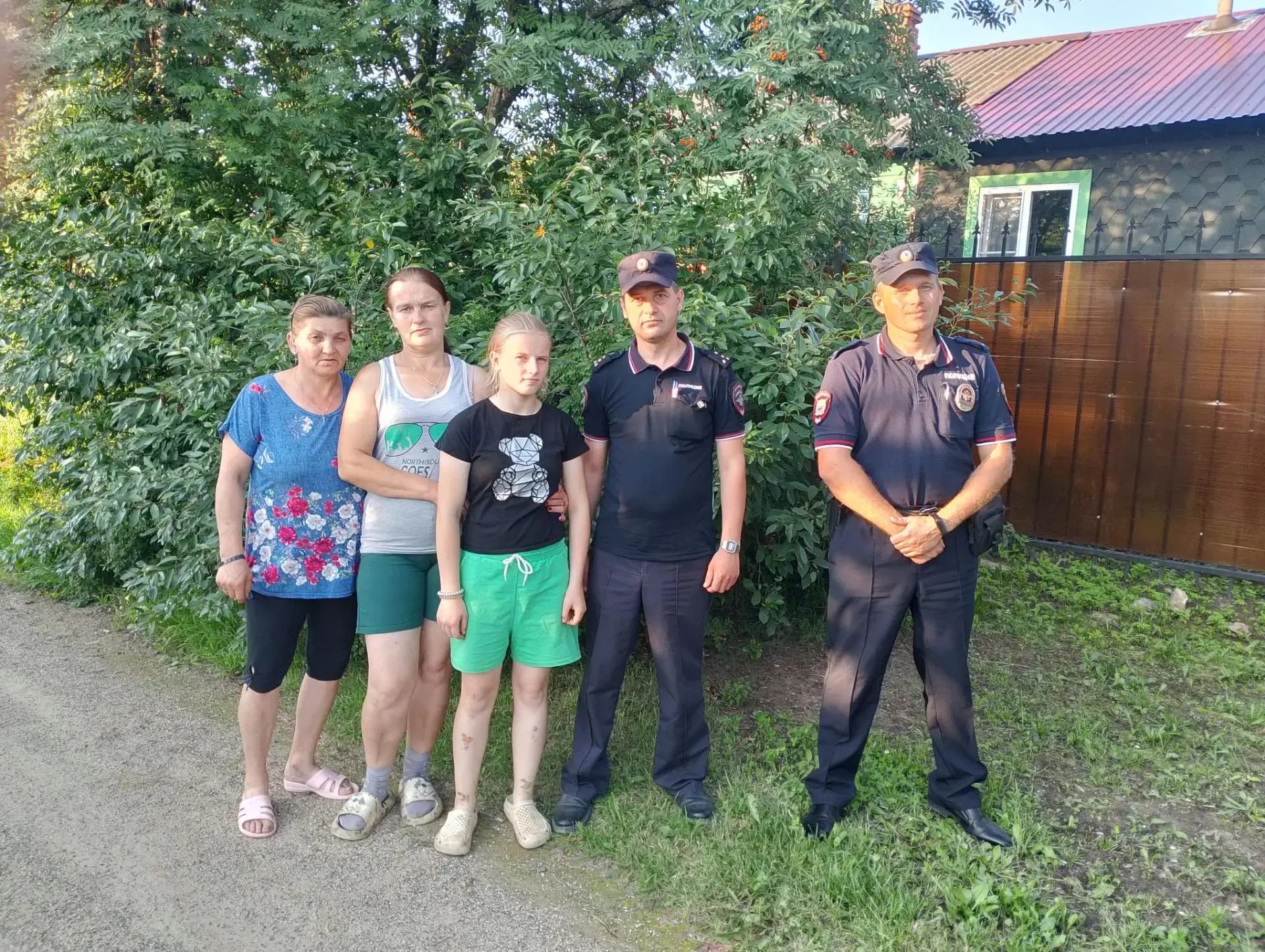В Костромской области две женщины и школьница пошли за грибами и застряли на болоте