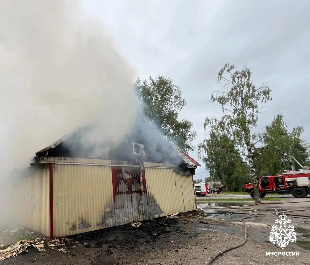 Ни одного товара не уцелело: в Шарье дотла сгорел магазин на улице Авиационной