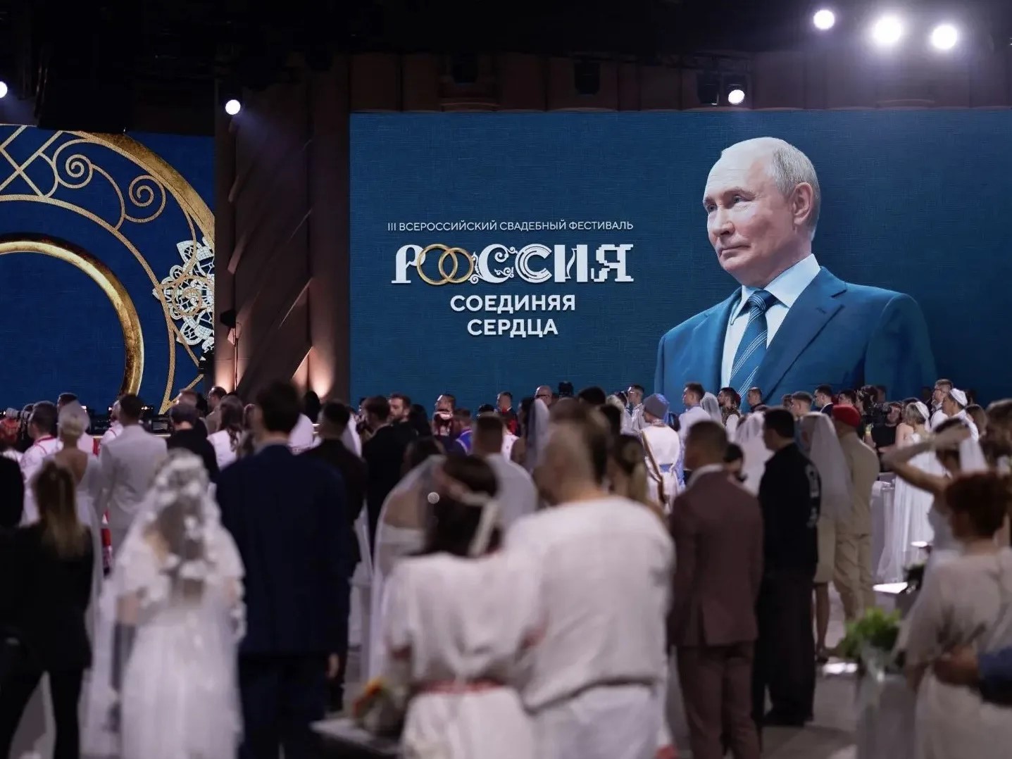 Две пары из Костромы поженились на массовой церемонии в Москве