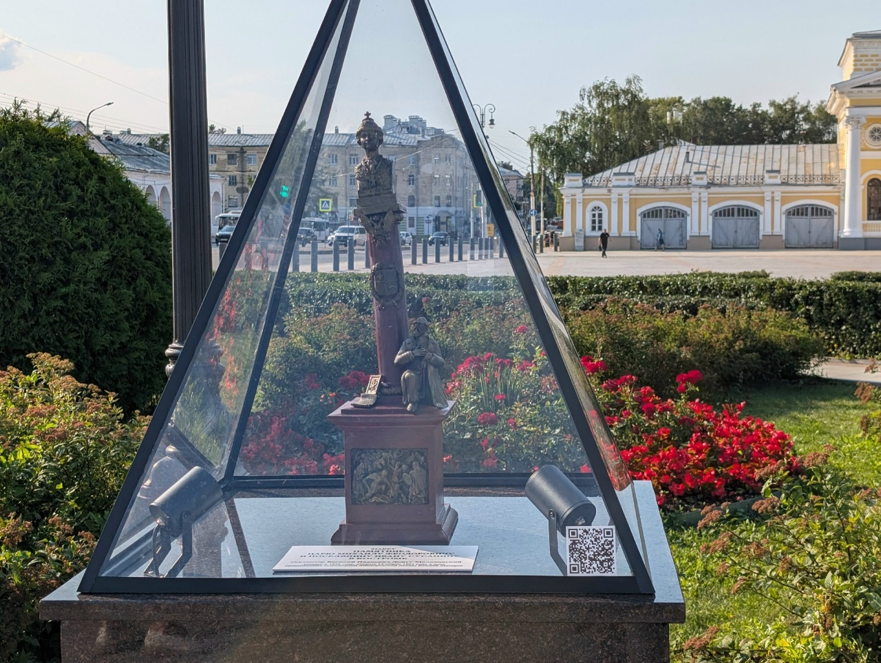 На Сусанинской площади в Костроме появилась точная копия разрушенного царского монумента
