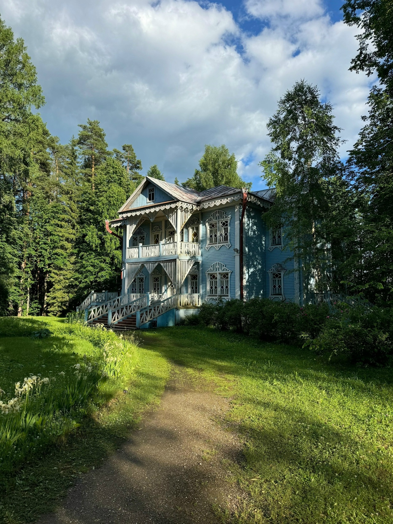 Яну Рудковскую в нарядном кокошнике заметили в костромском Щелыково