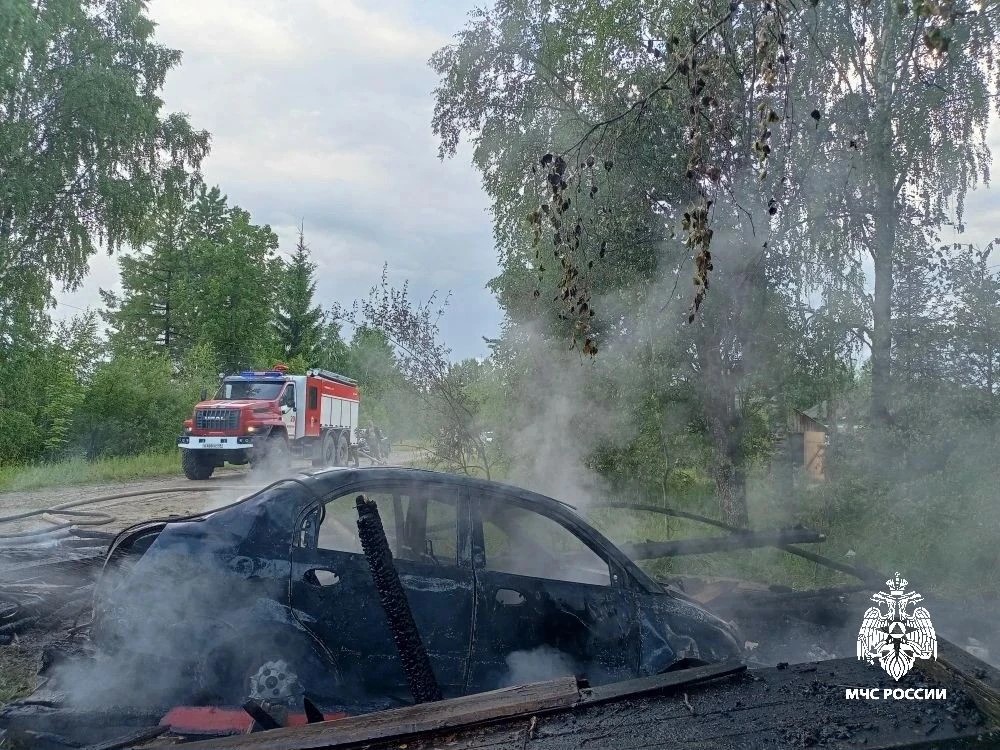 Молния уничтожила гараж с машиной в Костромской области
