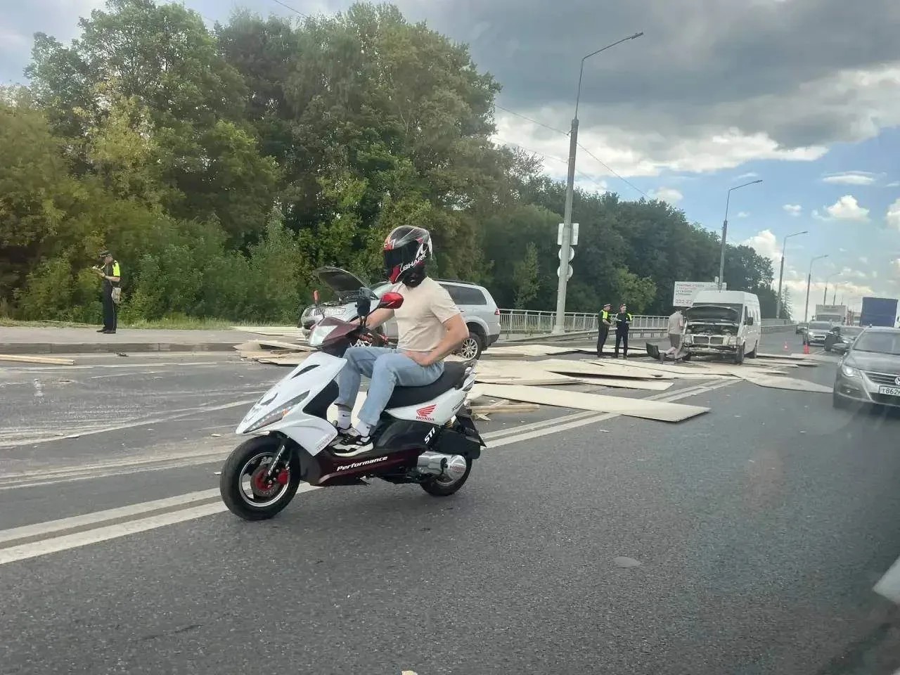 В Костроме Юбилейный путепровод засыпало фанерой