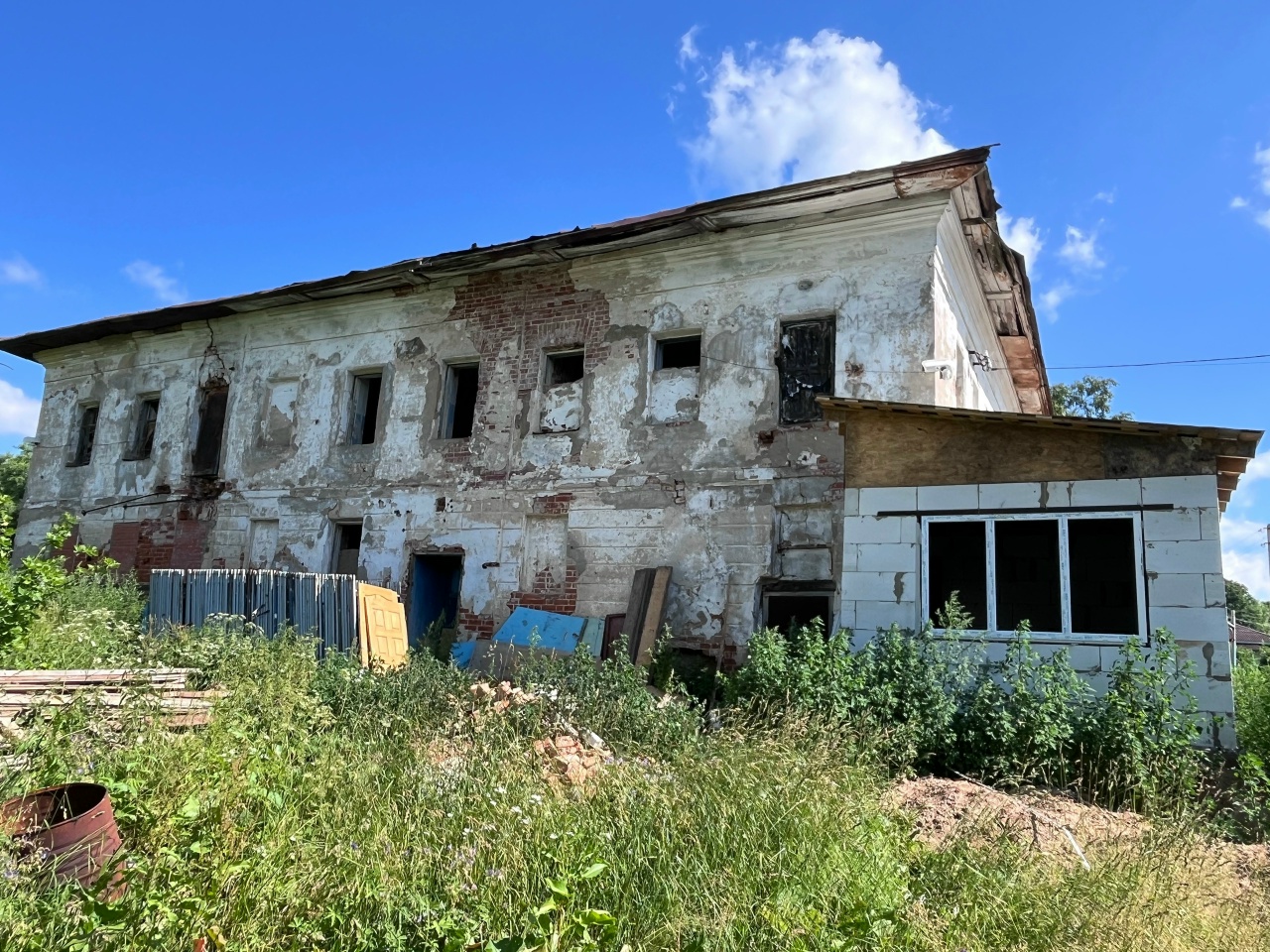Собственнику старинной костромской усадьбы грозят крупные штрафы за незаконную перестройку