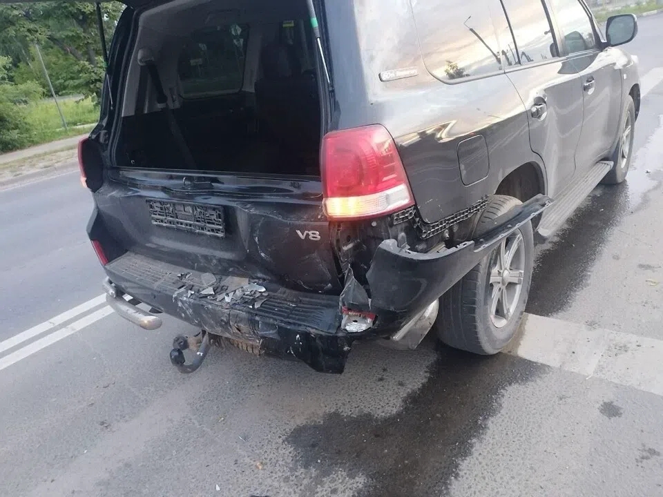 В Костроме автоледи на скорости впечаталась в чужой «Ленд Крузер»