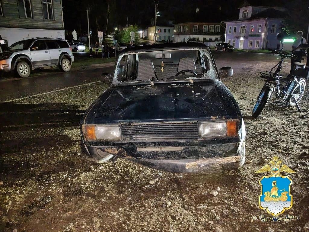 Две девочки на электровелосипеде попали под колеса ВАЗа в Костромской области