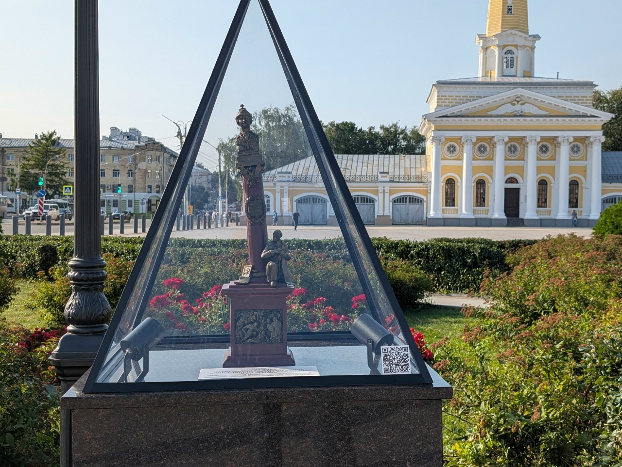 На Сусанинской площади в Костроме появилась точная копия разрушенного царского монумента