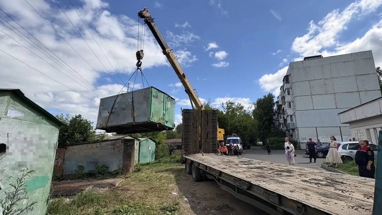 В Костроме снесли незаконный городок из гаражей на Шагова